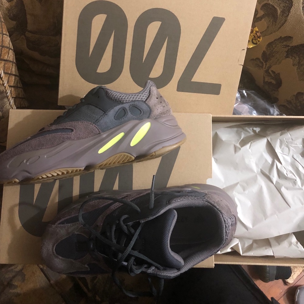 ADIDAS
YEEZY BOOST 700 "WAVE RUNNER